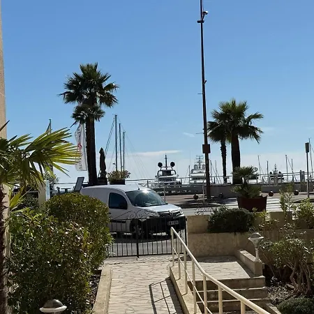 La Napoule 2 Min 4 People Air Conditioning Appartement *